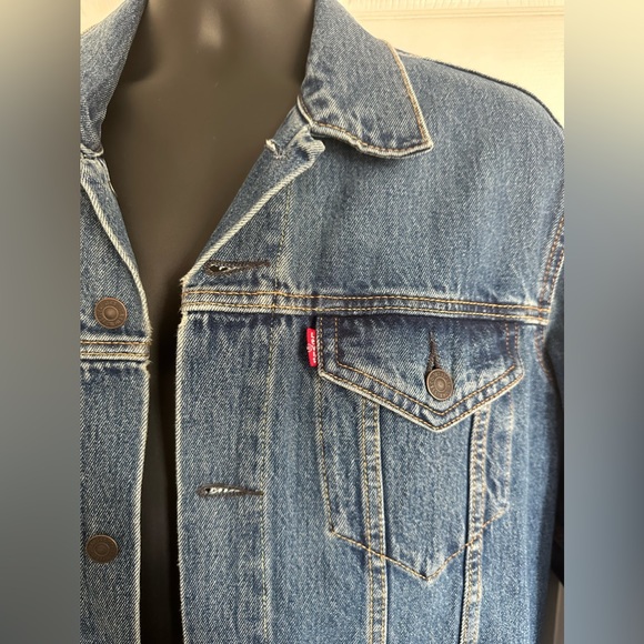 Levi’s Medium Wash Trucker Jacket - Picture 2 of 2